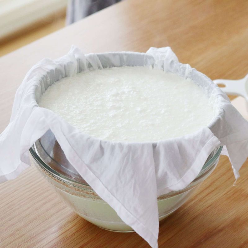 몽글몽글 뭉쳐지면 불을 끄고, 면포를 올린 체에 부어 물기를 빼주세요.