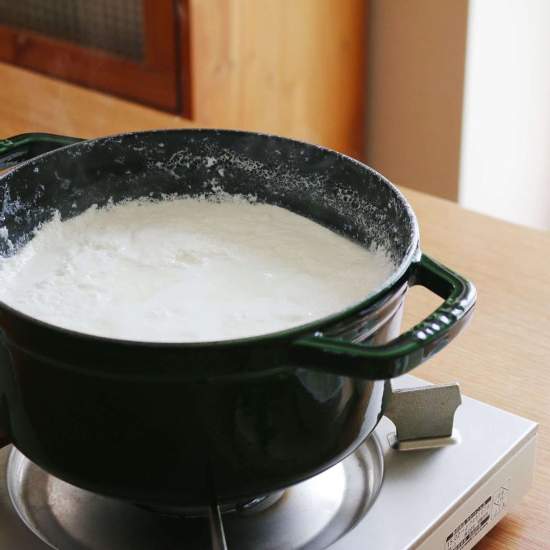 중약불에서 몽글몽글 뭉쳐질 때까지 30분 정도 끓여주세요. (우유가 파르르 끓어버리면 몽글몽글하게 뭉쳐지지 않으므로, 반드시 중불 이하에서 가열해주세요.)