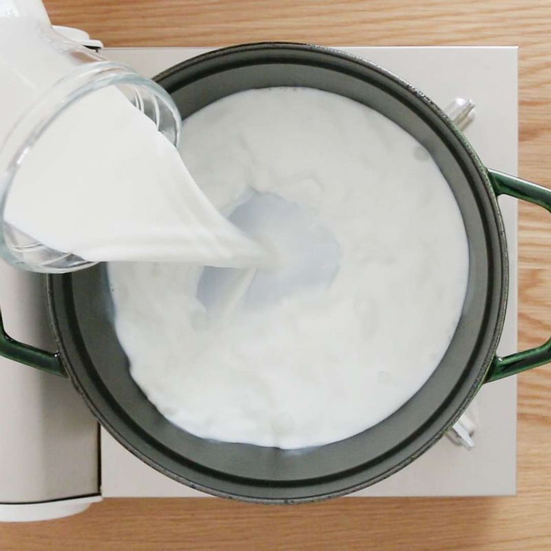 냄비에 우유와 생크림을 넣고 중불로 가열하다 보글보글 거품이 나기 시작하면 약불로 줄이고 레몬즙과 소금을 넣은 후 나무주걱으로 두세 번만 저어주세요.