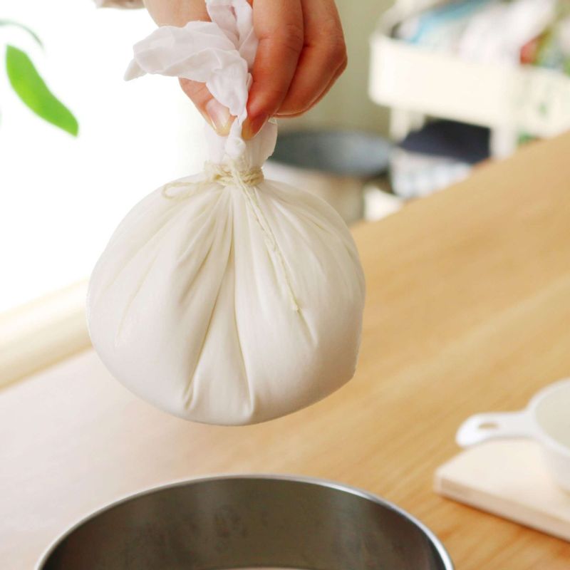 물기가 빠지면 면포로 감싸 그릇에 담고 무거운 냄비나 뚜껑으로 눌러 냉장고에서 반나절 동안 보관해주세요.