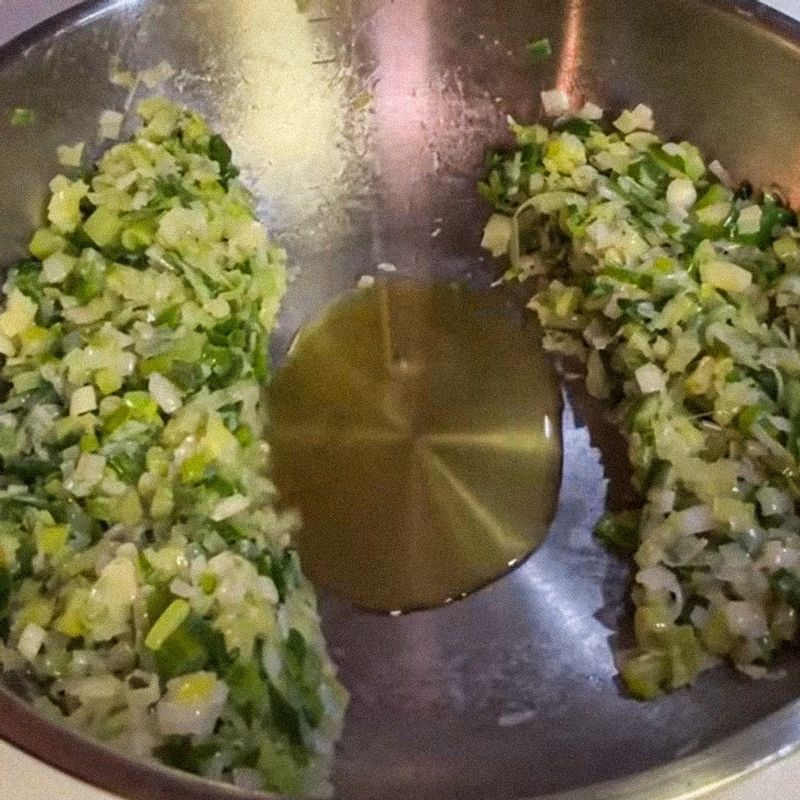 팬에 참기름 4큰술을 두르고 대파를 넣어 중약불로 10분 정도 볶아주세요. 대파를 한쪽으로 밀어두고 참기름 4큰술을 더 넣은 후 고기를 넣어 잘 익혀주세요.(tip. 고기는 가위로 잘게 썰어도 좋아요)