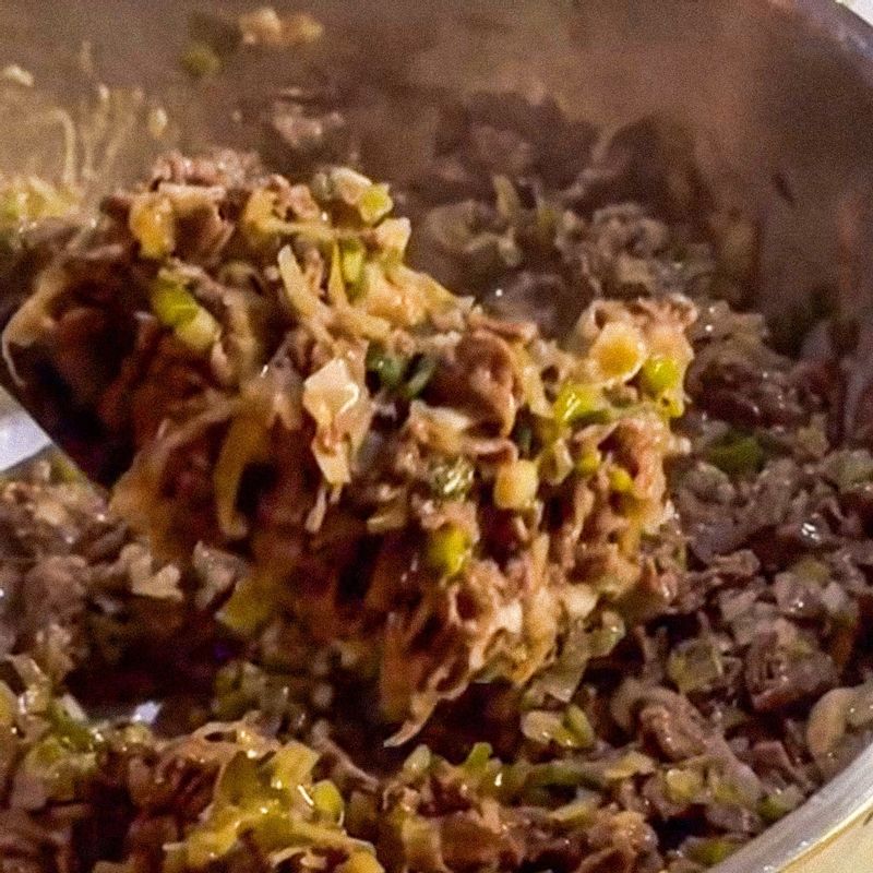 고기가 다 익으면 모든 재료 한쪽으로 밀어준 후 양념 재료 넣고 끓이다가 양념 재료를 넣고 섞어 중불로 2분간 볶아 완성해 주세요.