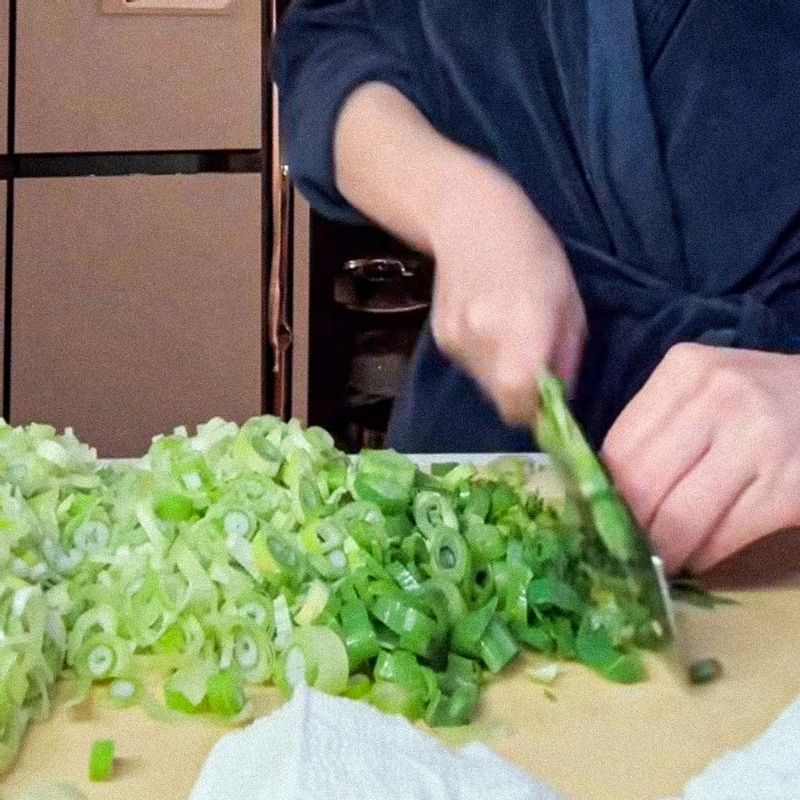 깨끗이 씻은 대파는 잘게 송송 썰어주세요.