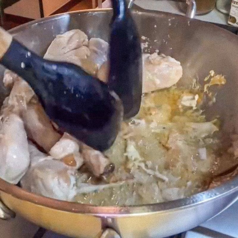 닭 다리 넣고 바로 뒤집지 말고, 아랫면이 노릇노릇해질 때까지 중약 불로 6~7분 정도 그대로 두세요. 닭기름이 많이 나오면 잘 뒤집어주세요. 
(tip. 팬에 껍질이 눌어붙어도 괜찮아요. 눌어붙은 게 오히려 국맛을 진하게 해주고 물 넣고 끓이면 다 없어진답니다)