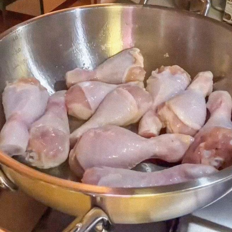 냄비에 닭 다리를 구워서 닭기름을 내주세요.