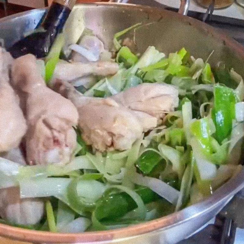 닭기름에 채 썬 대파를 넣어 대파 숨이 죽을 때까지 볶아주세요.