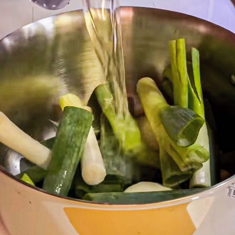 냄비에 양파, 대파, 마늘, 생강을 넣고, 통후추나 후춧가루 ½ 큰술, 소금 10g~20g 을 넣어주세요. 물 2.7L 넣어주고 팔팔 끓인 후 고기 넣어주고 중불로 뭉근하게 50분간 끓여 완성해주세요.