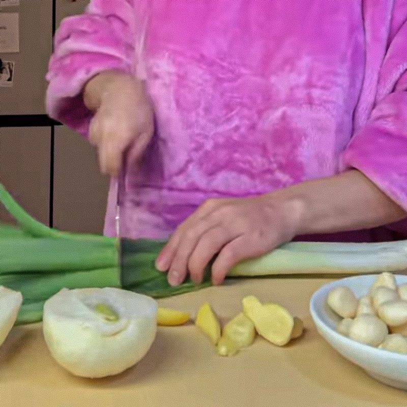 마늘수육을 위한 재료 이미지로 보쌈용 목살,보쌈용 삼겹살,대파,양파,통마늘 등으로 구성 되어있습니다.