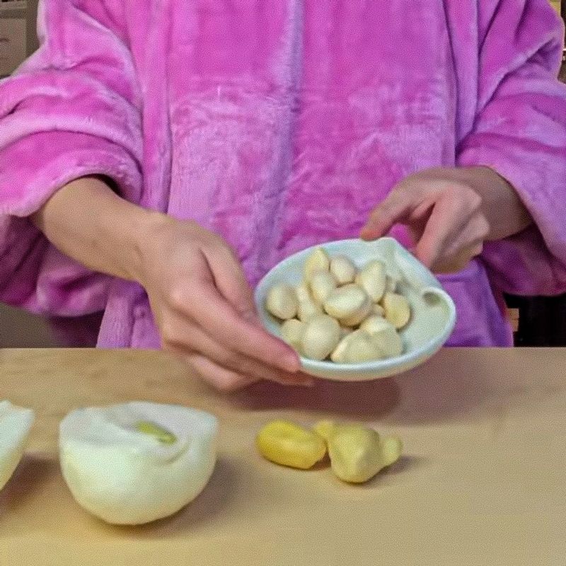 양파와 생강 2등분 해주세요. 대파도 큼직큼직하게 썰어주세요.