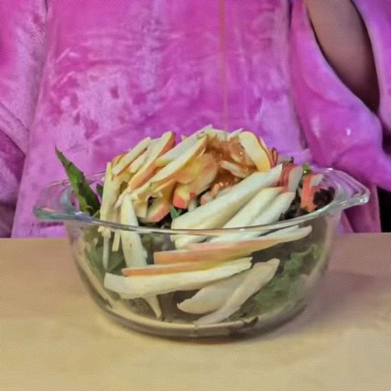 상추는 깨끗이 씻어 먹기 좋게 썰고 사과는 채를 썬 후 겉절이 양념재료에 버무려주세요. 삶아진 수육을 썰어 겉절이와 맛있게 즐겨주세요.