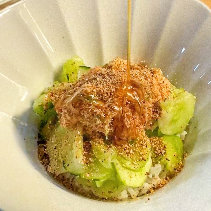 밥 위에 오이와 명란을 얹고, 참기름, 깨, 고추 올려 완성해주세요.