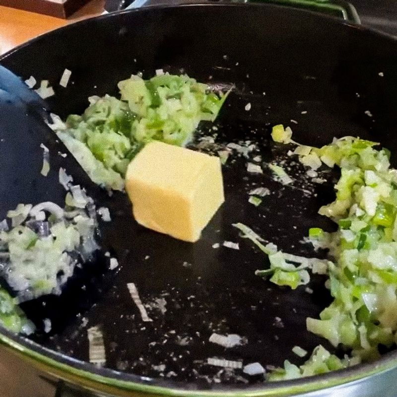 버터 30g 넣어 버터가 녹으면 명란 넣어 으깨면서 중약불로 5분~8분 명란이 익을 때까지 볶아주세요.