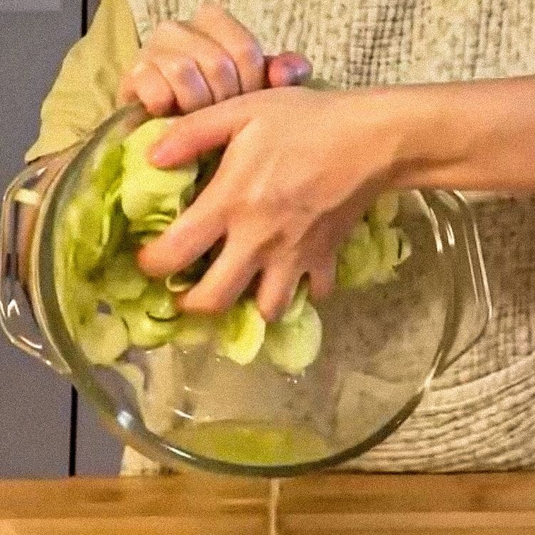 오이는 씻지 않고 물기를 쫙 짜서 준비해 주세요.