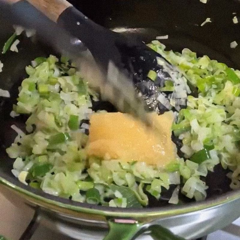 팬에 올리브유 두르고 대파를 넣어 중불로 2분 볶아주세요.다진 마늘 한 스푼 넣어 중불로 2분 볶아주세요.