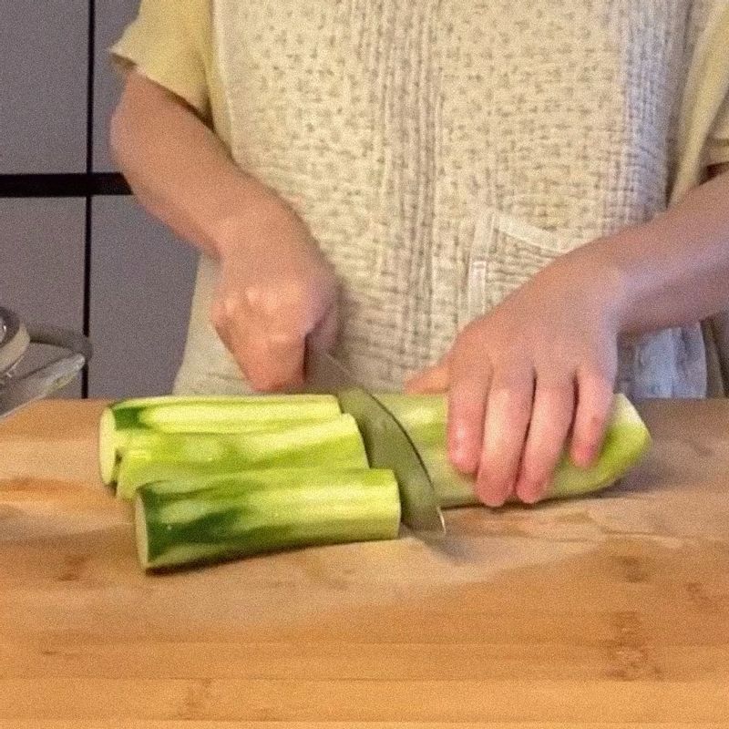 깨끗이 씻은 오이는 동그랗게 얇게 썰어 소금 ½ 큰술을 넣어 20분 정도 절여주세요.