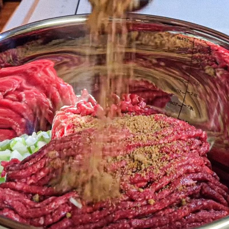 큰 볼에 썰어둔 양파, 대파, 다짐육을 넣어주세요. 고기 반죽에 양념재료를 모두 넣어주세요.
(tip. 반죽은 너무 치대지 말고 잘 섞어주세요)