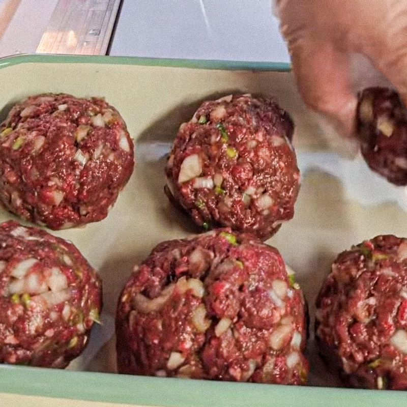 납작떡갈비을 위한 재료 이미지로 소고기다짐육,대파 (흰 부분),양파 등으로 구성 되어있습니다.