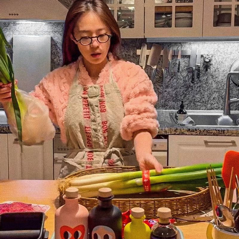 대파떡갈비을 위한 재료 이미지로 다진 대파(흰 부분),소고기 다짐육,설탕,후춧가루 등으로 구성 되어있습니다.