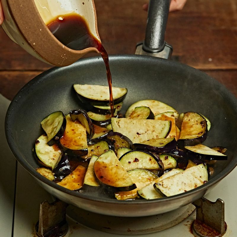 섞어둔 데리야끼 소스를 붓고 가지와 잘 섞이도록 볶아주세요. 구운 두부를 넣은 후 약불에서 소스가 잘 스며들도록 볶아주세요.