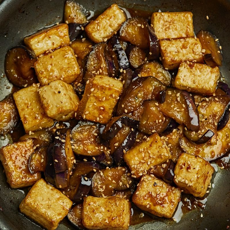 접시에 담은 후 참기름과 통깨를 뿌려 완성해주세요.