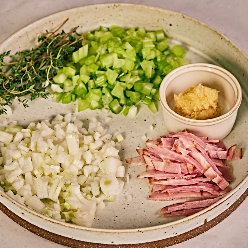 양파, 마늘, 샐러리, 베이컨은 다진 후, 달군 팬에 넣고 소금, 후춧가루를 넣어 볶아주세요.