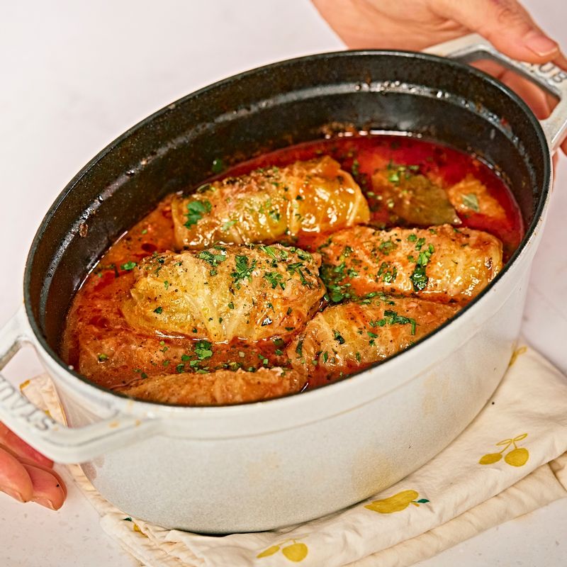 양배추롤을 접시에 옮겨 담아 맛있게 즐겨주세요.
(tip. 남은 양배추 롤은 밀폐용기에 담아 냉장고에서 최대 3일까지 보관할 수 있어요)