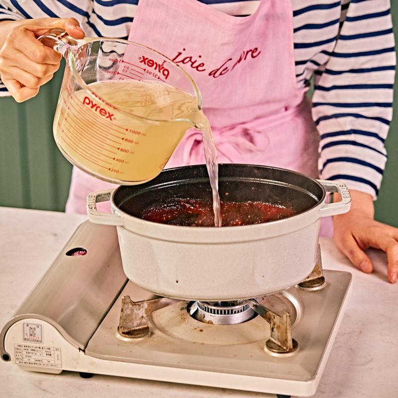 중약불에서 약불로 줄인 후 수분이 날아갈 정도로 끓여주다가 육수를 넣고 끓여주세요.
(tip. 치킨스톡 또는 채수를 취향에 맞게 사용해 주셔도 좋아요)