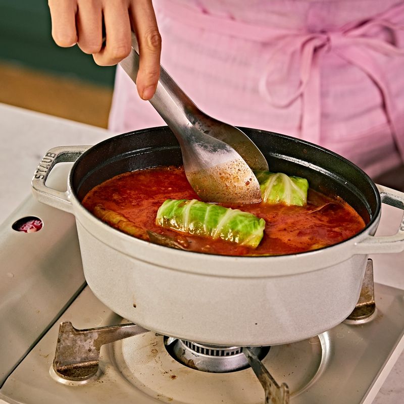 토마토 소스에 말아놓은 양배추롤과 말린 허브가루를 넣고 30분간 뭉근하게 끓여주세요. 마지막에 파마산 치즈를 뿌려 마무리해 주세요.
(tip. 파슬리 가루나 오레가노 가루 혹은 타임을 넣으면 향이 더욱 풍부해져요)