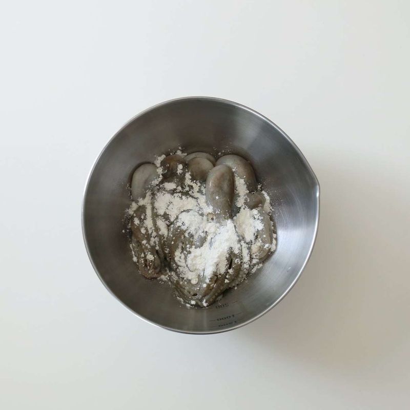 주꾸미는 머리부분을 뒤집어 내장과 먹물을 제거한 후, 다리 안쪽의 입과 눈을 제거하고 밀가루를 넣어 발판을 주물러 씻고 물로 깨끗하게 헹궈주세요.