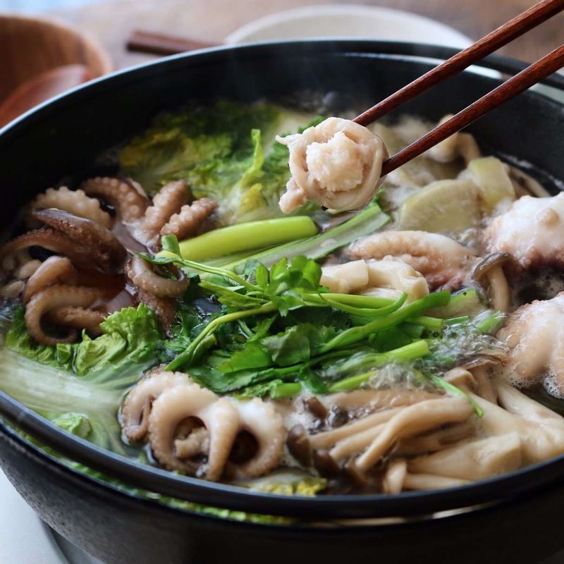 익힌 채소와 주꾸미는 간장소스나 시판 초고추장을 곁들여주세요.
(기호에 따라 남은 국물에 칼국수를 넣고 삶아 드시거나 달걀과 다진야채, 김가루 등을 넣어 죽을 만들어 드셔도 맛있답니다.)