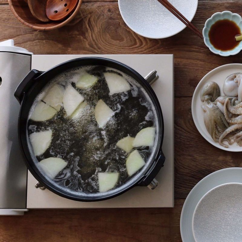 냄비에 다시마물 4컵과 무를 넣고 끓이다가 무가 익으면 육수소스를 넣고, 손질한 채소들을 넣은 후 마지막에 주꾸미를 넣어 살짝 익혀주세요.