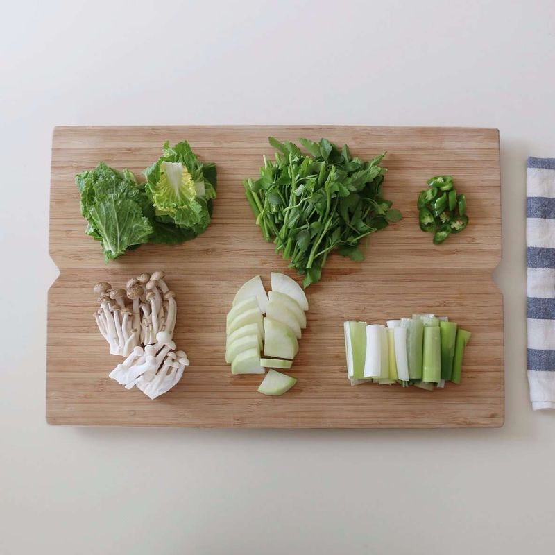 무와 봄동은 먹기 좋게 자르고, 미나리와 대파는 5센티 길이로 잘라주세요. 청양고추는 어슷하게 자르고, 만가닥버섯은 밑동을 잘라서 준비해주세요.