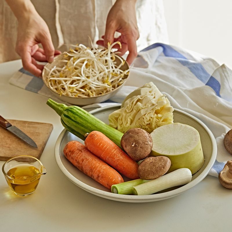 스팀야채비빔밥을 위한 재료 이미지로 애호박,당근,숙주,무,양배추 등으로 구성 되어있습니다.