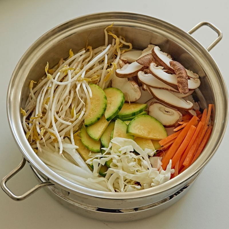 찜기에 손질한 채소를 둘러담고 강불로 10분간 쪄주세요. 
(저속노화 tip. 제철 채소와 과일 섭취량이 많을수록 전체 사망이나 심혈관계질환의 발생, 이와 연관된 사망 등이 예방이 된다고해요)