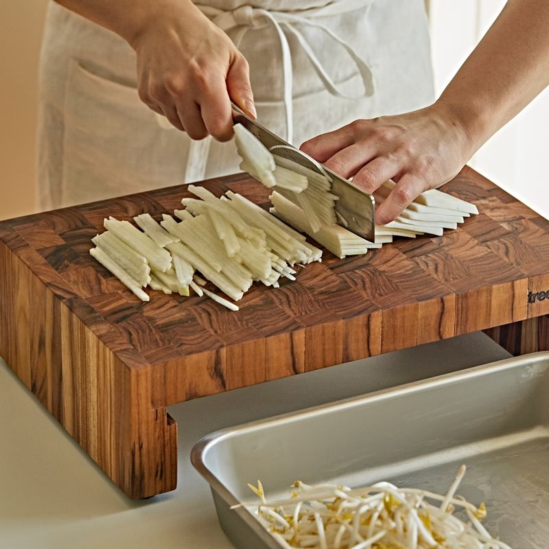 무와 당근은 필러로 껍질을 벗겨 채를 썰어주세요.