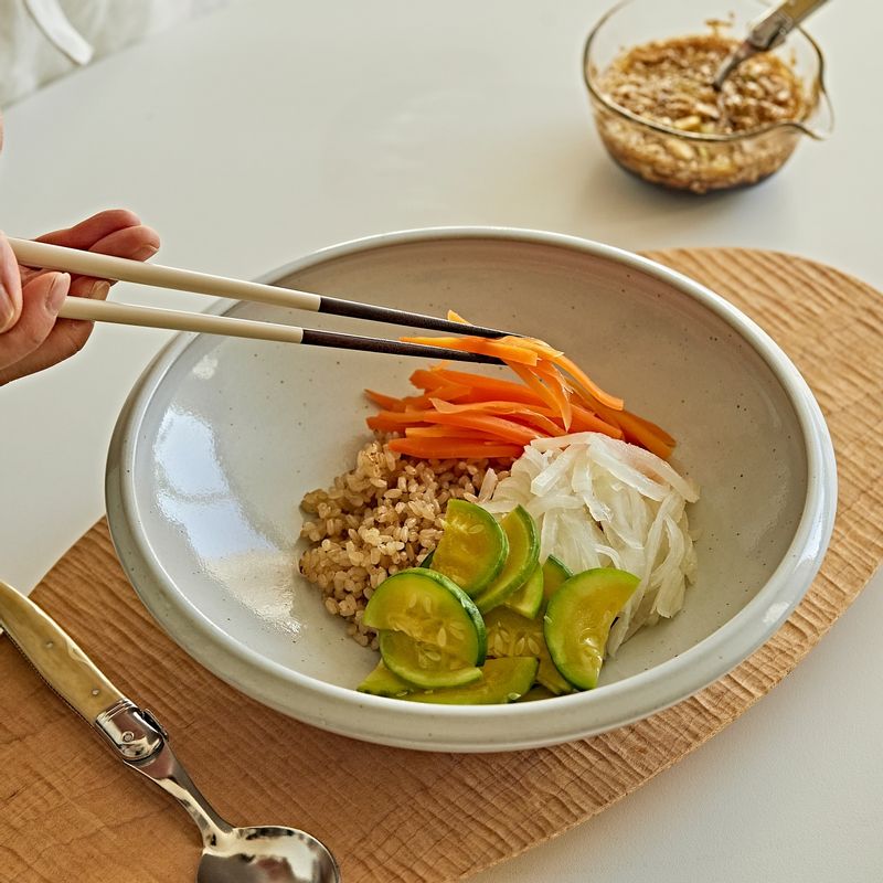 그릇에 밥을 담고 찐 채소를 둘러담아 양념장을 곁들여 맛있게 즐겨주세요. 
(저속노화 tip. 현미, 렌틸콩, 귀리 등으로 밥을 하게되면 섬유질이 풍부하여 소화기 건강에 도움이 되고 포만감을 오래 유지하게 된답니다)
(tip. 달걀 후라이를 곁들여도 좋아요) 
(tip. 식단을 하는 분이라면 두부를 함께 쪄서 드셔도 좋아요)