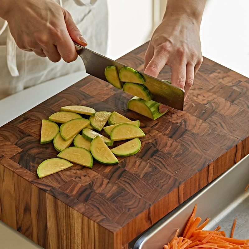 애호박은 반달로 잘라 편썰어주세요.