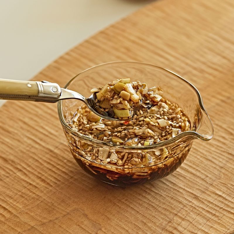 비빔장 재료를 모두 섞어주세요.