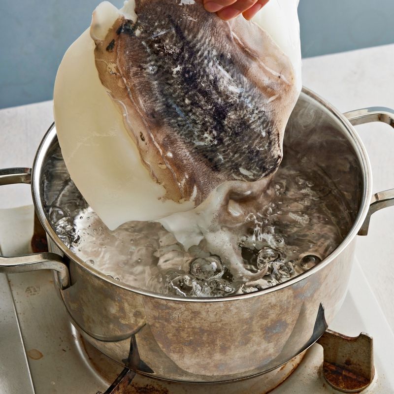 냄비에 물과 맛술, 소금을 넣어 갑오징어를 데쳐주세요.