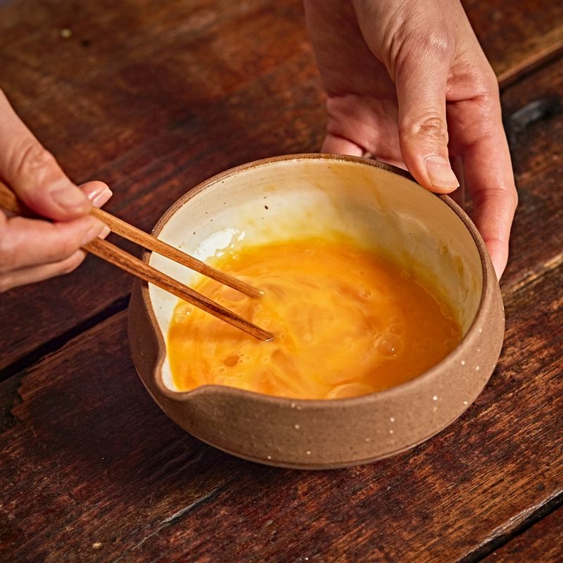 볼에 달걀을 풀어 소금간을 해주세요. 두부와 양파 위에 달걀물을 붓고 뚜껑을 덮어 약한 불로 달걀을 반숙정도로 익혀주세요. 달걀이 익으면 소금과 후추로 간을 맞춰주세요.