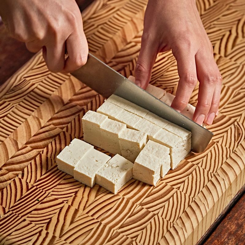 두부는 키친타올로 물기를 제거한 후, 2~3cm 크기로 잘라주세요.
(저속노화 tip. 단백질이 부족하면 근육량이 줄어들 우려가 있고 면역세포의 기능이 저하되며, 피부나 모발 건강에도 위협을 받을 수 있답니다. 두부(콩류), 달걀, 닭고기, 생선 등의 건강한 단백질을 섭취하는 것이 중요해요)