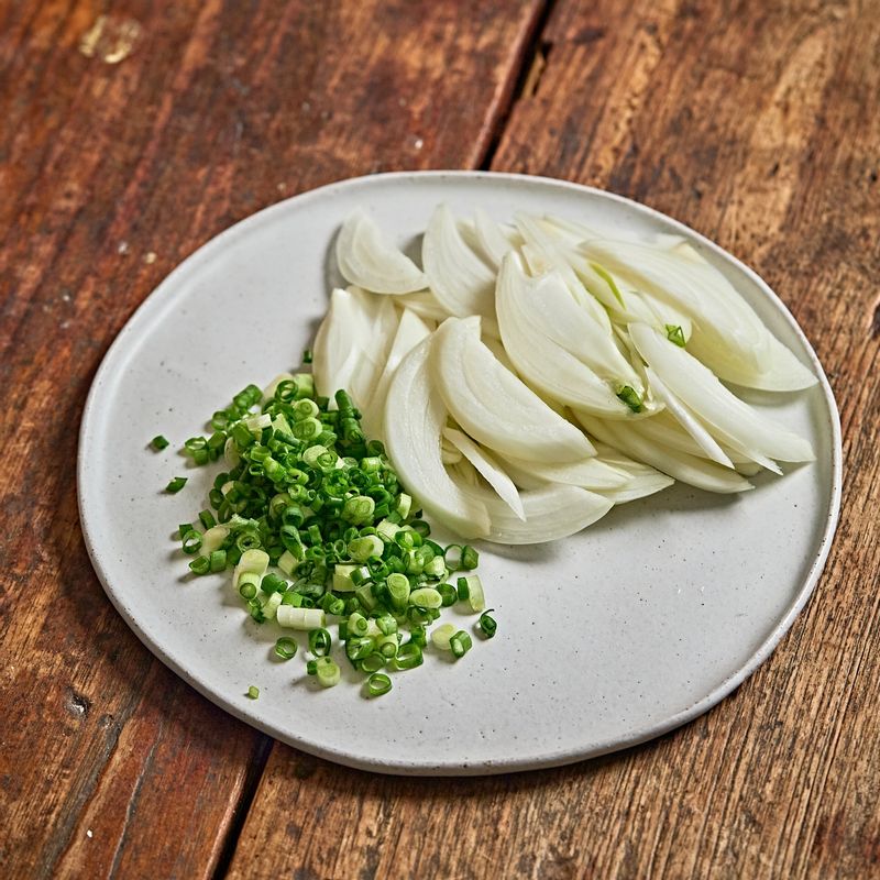 양파는 얇게 채썰어주세요. 쪽파는 송송 썰어주세요.