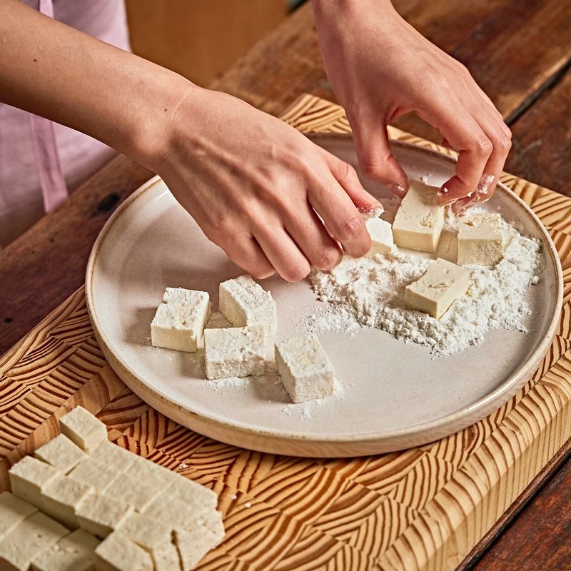 잘라놓은 두부에 소금으로 간을 한 후 전분을 고루 묻혀주세요.