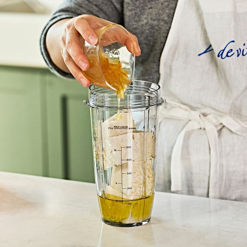 1. 700ml 싱글 컵에 모든 재료를 넣어주세요. 
(tip. 두부는 손으로 떼서 넣어주세요)
2. 닌자 블렌더로 곱게 갈아 주세요.