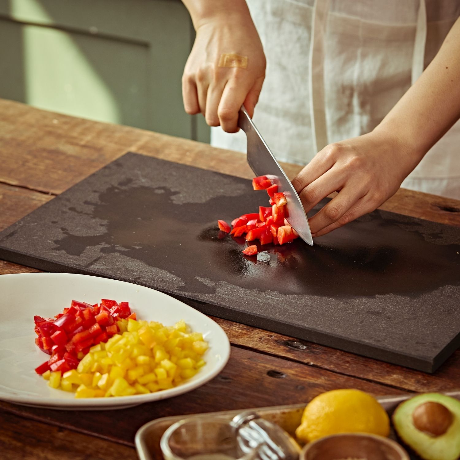 파프리카, 적양파는 다지고 파슬리는 잘게 썰어주세요.