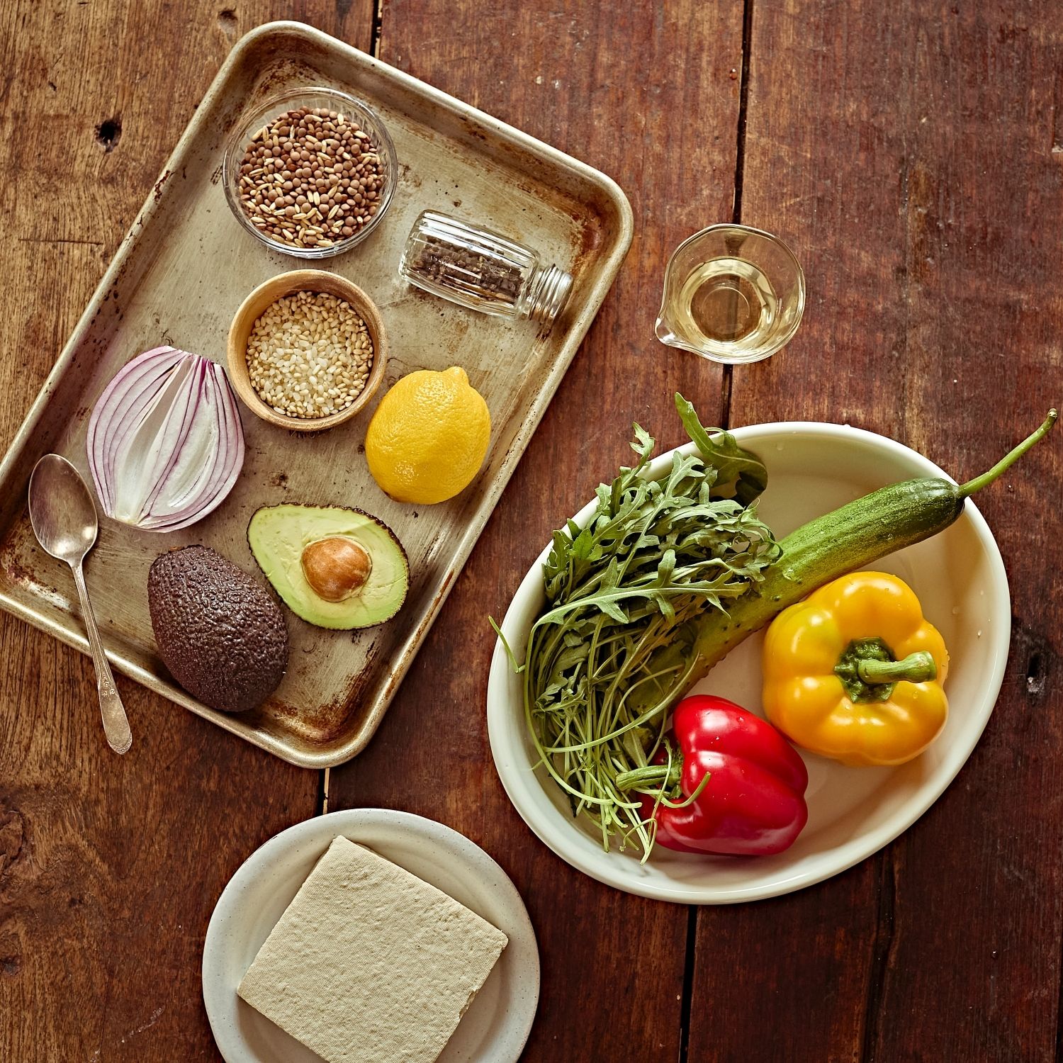 통곡물 포케샐러드을 위한 재료 이미지로 두부,아보카도,오이,적양파,파프리카(노랑, 빨강) 등으로 구성 되어있습니다.