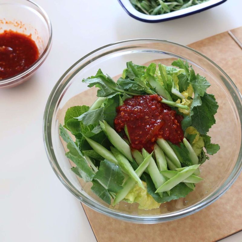 봄동, 유채, 오이를 먼저 겉절이 소스에 버무려서 섞은 후, 마지막에 돌나물과 사과를 넣고 살짝 섞어주세요.