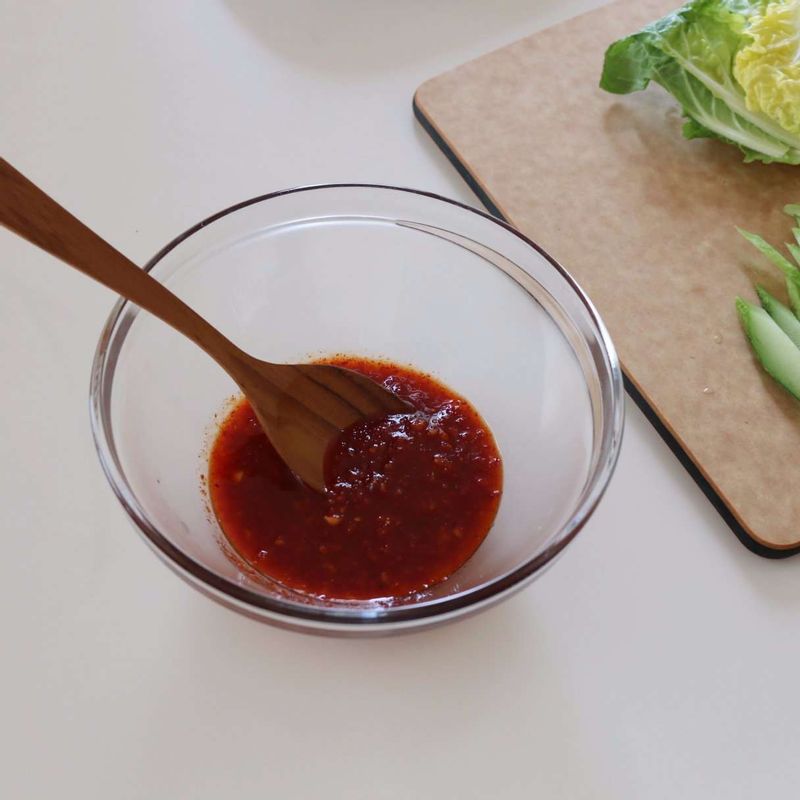 볼에 겉절이 소스를 넣고 잘 섞어주세요.