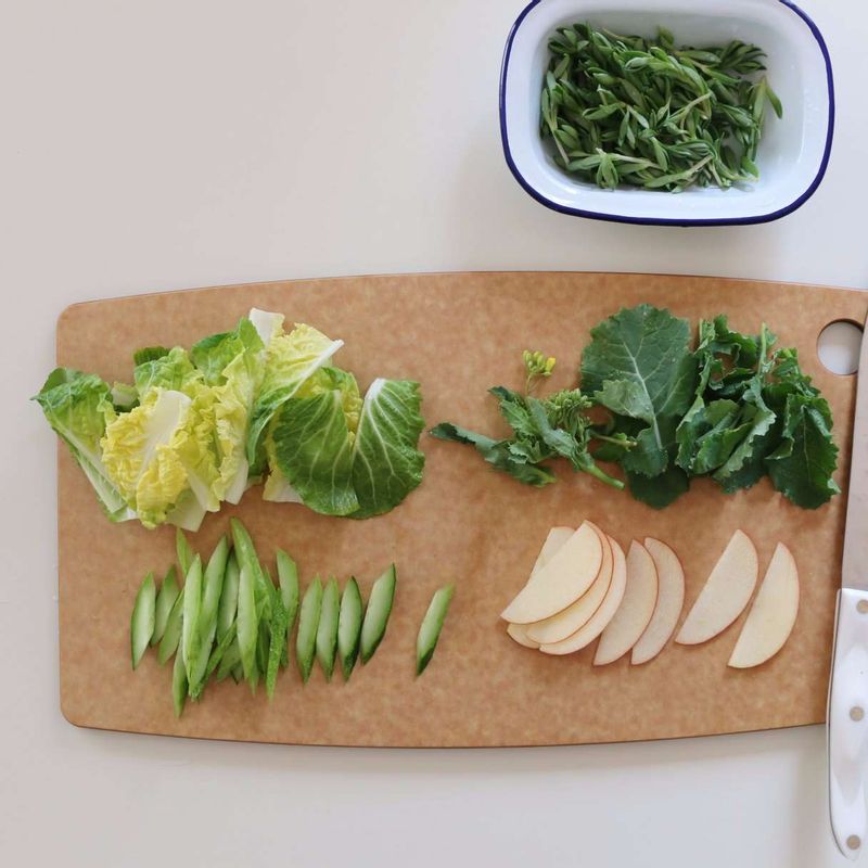 봄동, 유채, 돌나물은 먹기 좋은 크기로 잘라 손질한 후 찬물에 담갔다가 물기를 제거해주세요.
오이는 어슷하게 썰고, 사과는 씨를 제거해 편으로 썰어주세요.