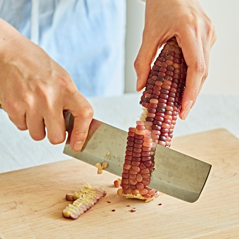 흑찰옥수수는 칼로 알알이 떼주세요.